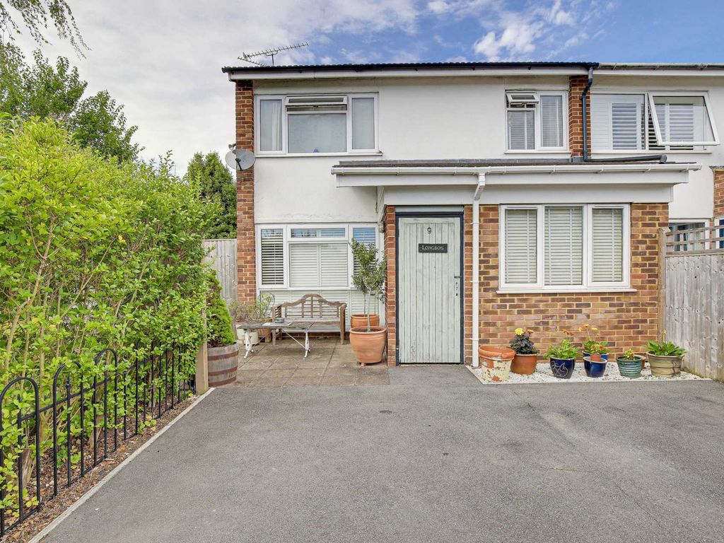 4 bed end terrace house for sale in Montpelier Drive, Caversham Park Village, Reading RG4, £450,000