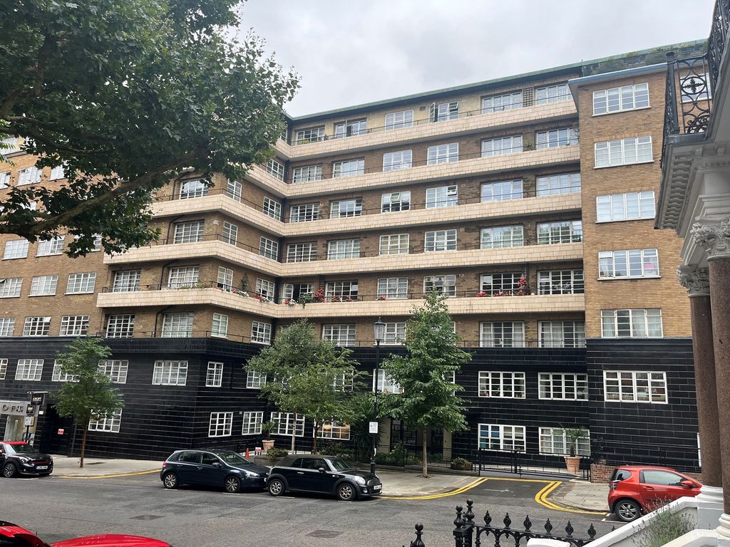 2 bed flat for sale in Vicarage Gate, London W8, £500,000