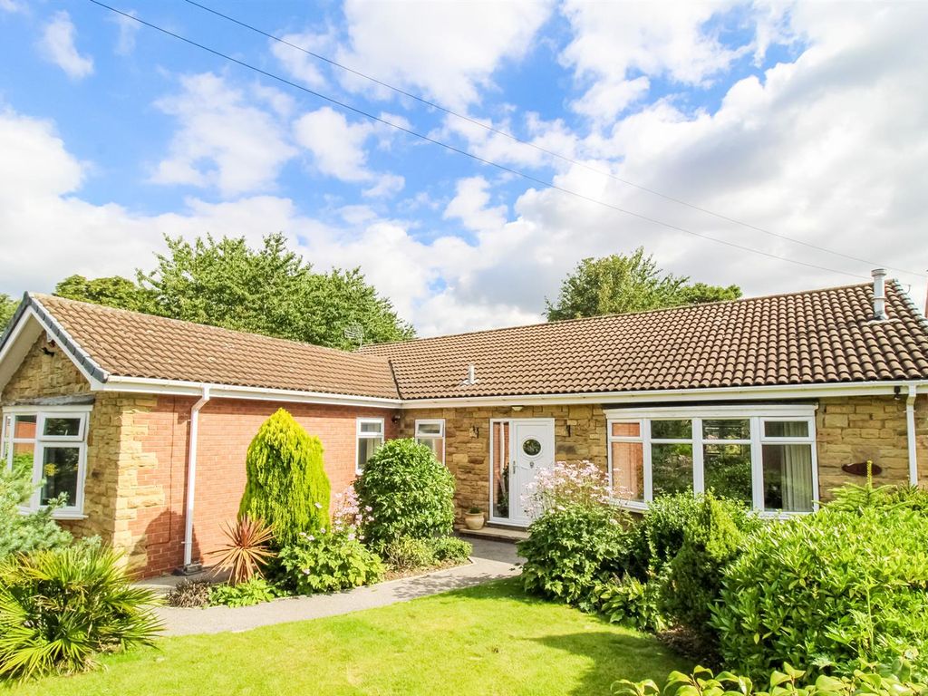 3 bed detached house for sale in Kingsway, Ossett WF5, £495,000