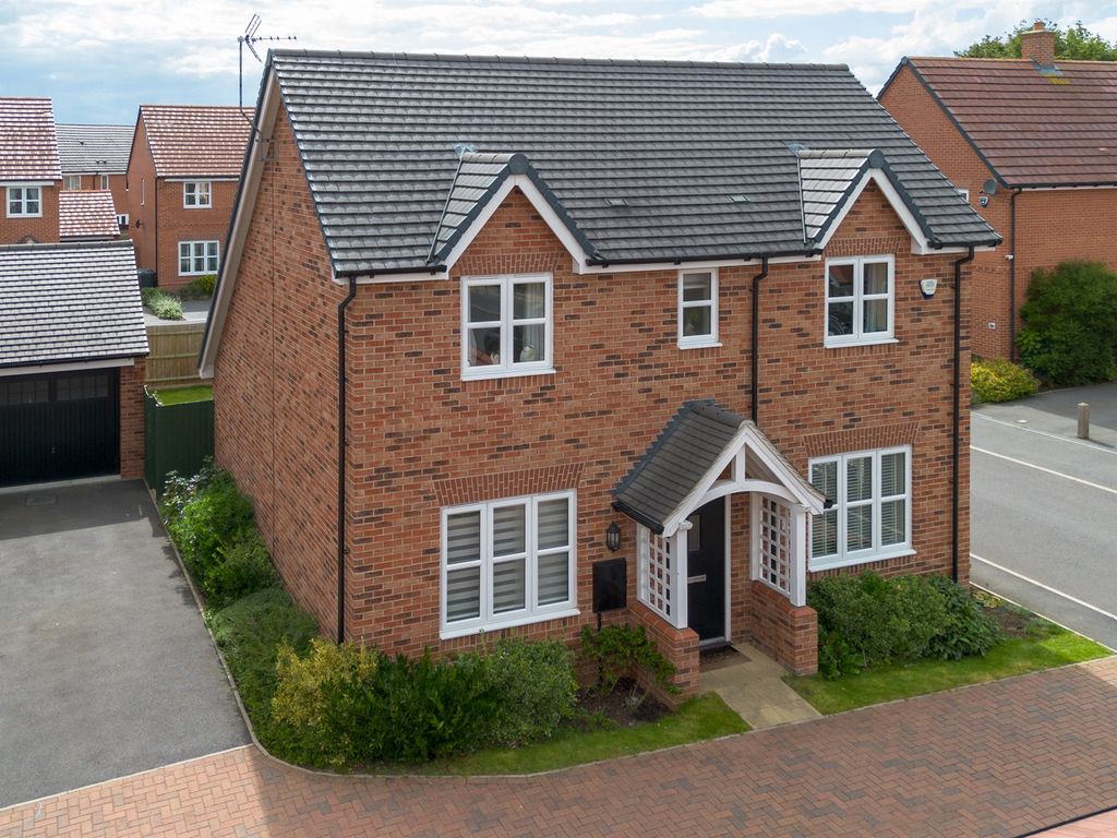 4 bed detached house for sale in Dove Close, Southam CV47, £460,000