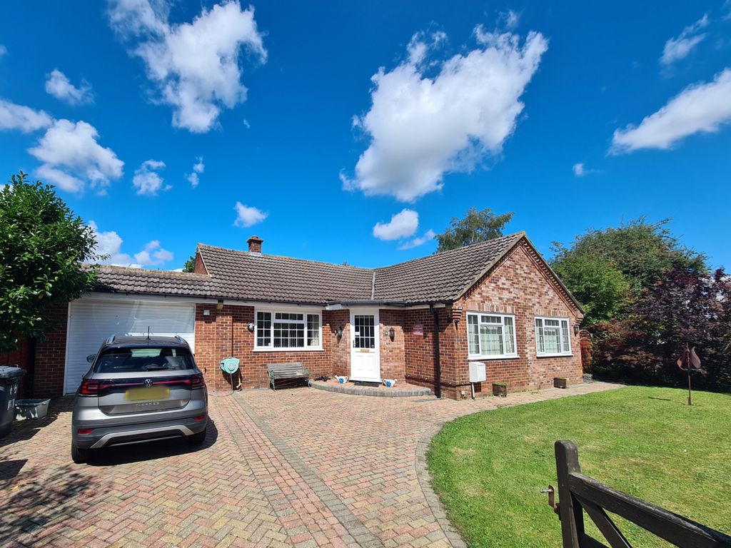 3 bed detached bungalow for sale in Swains Road, Tadley RG26, £475,000