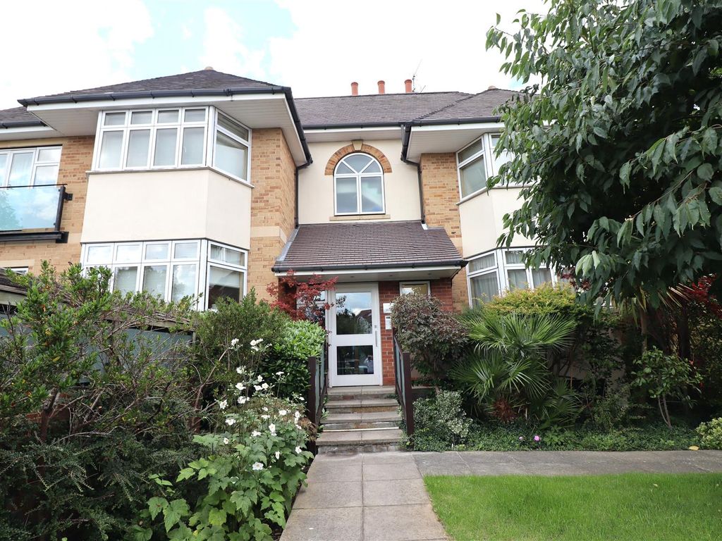 2 bed flat for sale in Finchley Lane, London NW4, £700,000