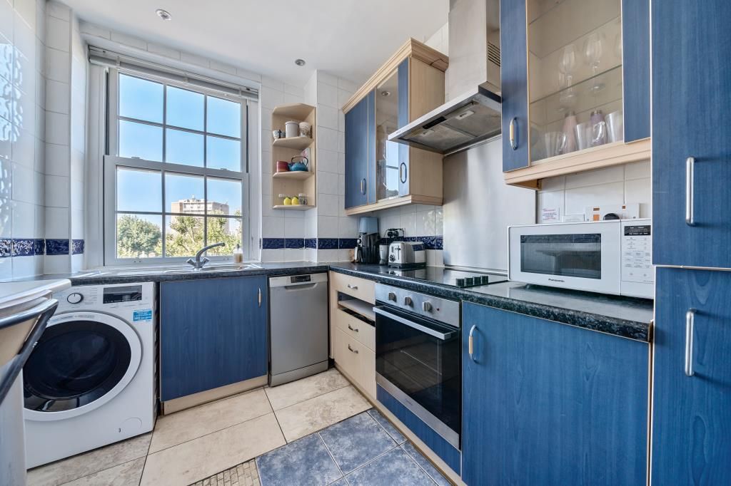 2 bed flat for sale in Marlborough Lodge, St. John's Wood NW8, £800,000