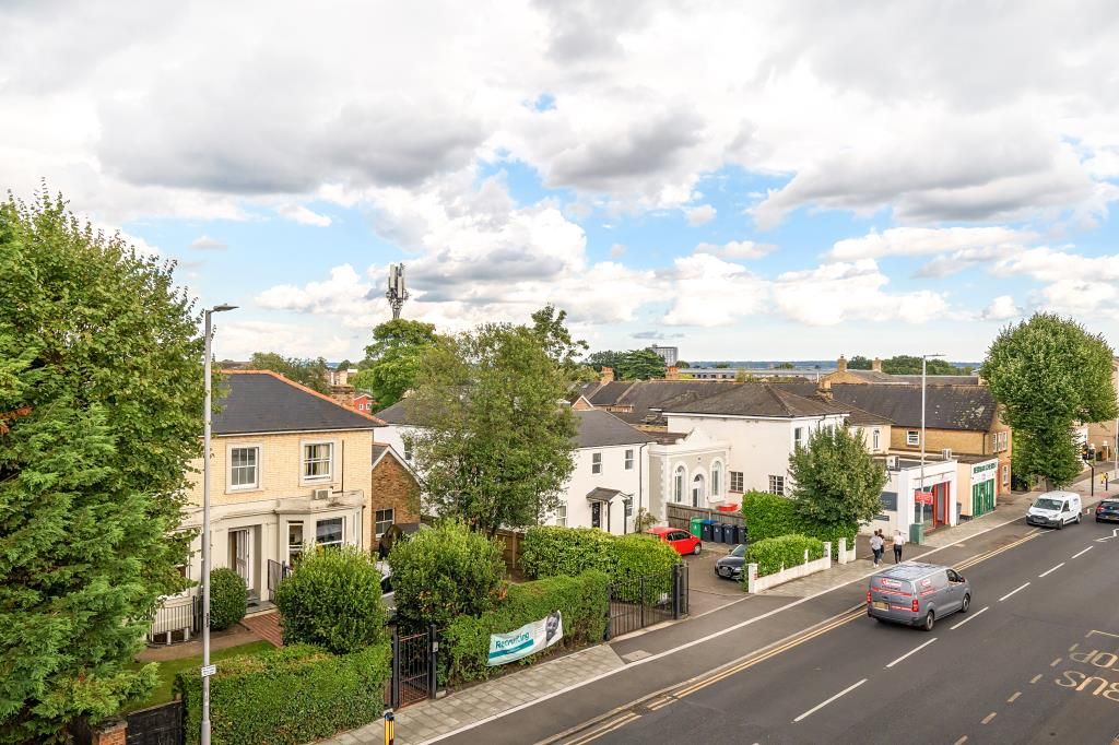 2 bed flat for sale in Surbiton, Surrey KT6, £375,000