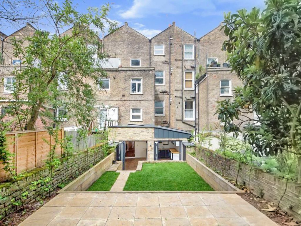 2 bed flat for sale in Kilburn Park Road, London NW6, £800,000