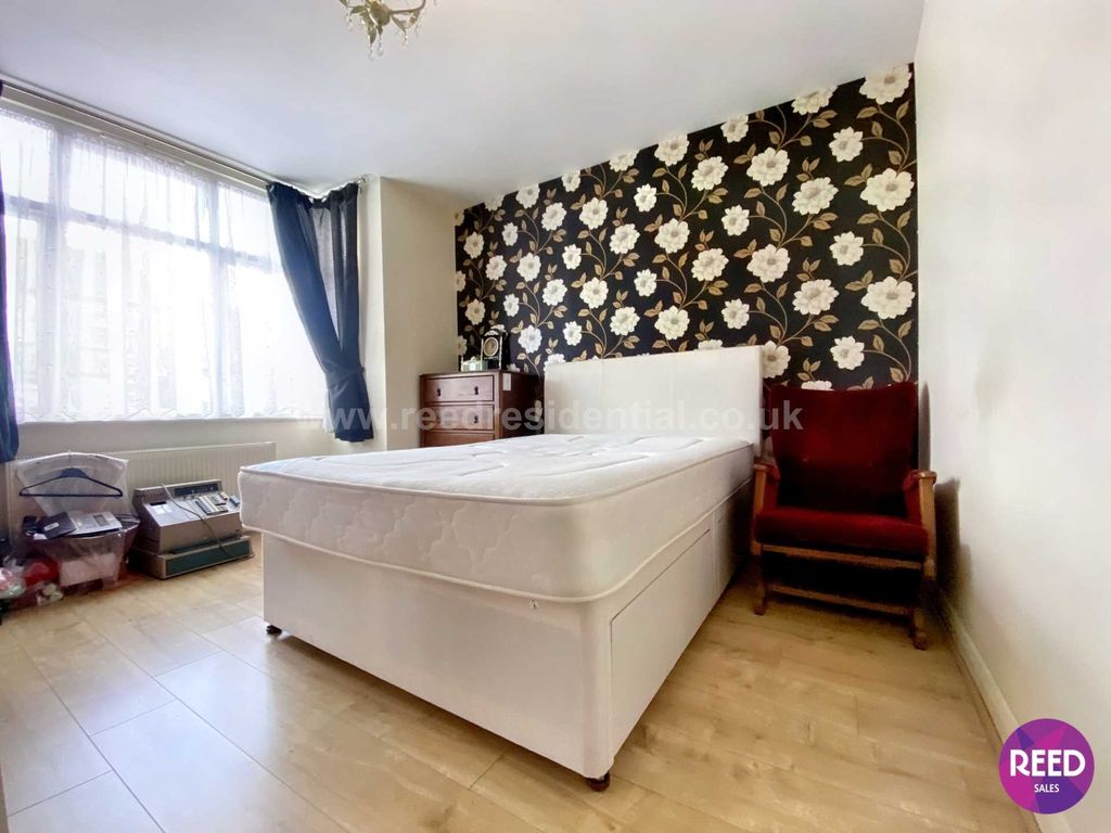 3 bed property for sale in Cumberland Avenue, Southend On Sea SS2, £425,000