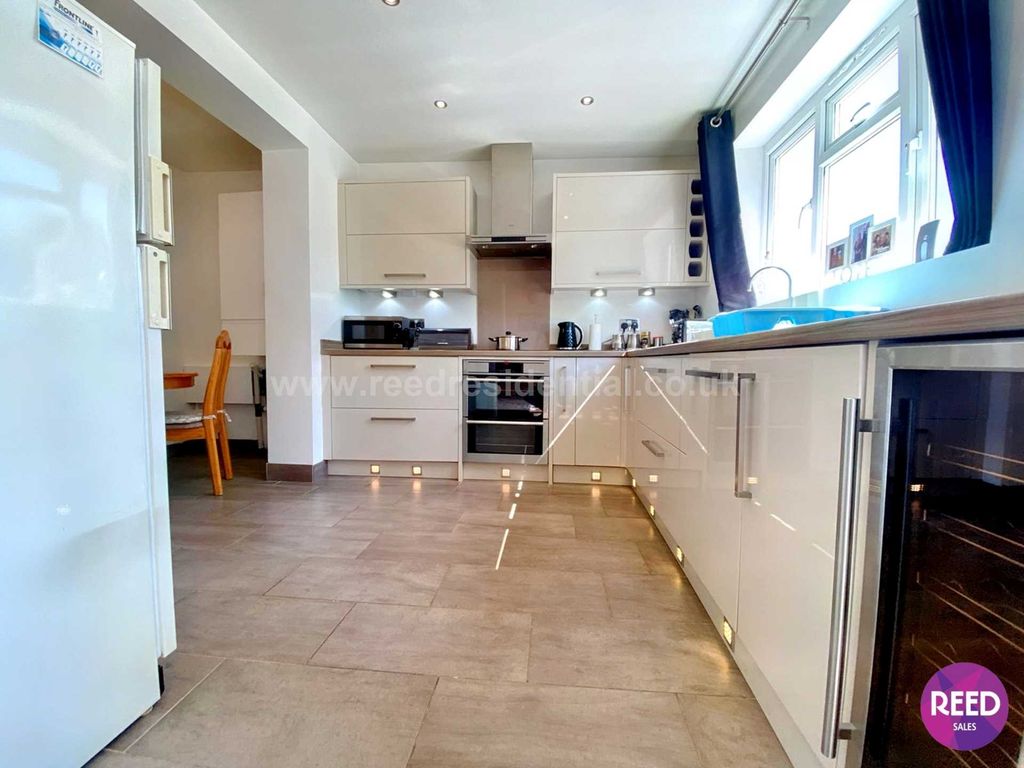 3 bed property for sale in Cumberland Avenue, Southend On Sea SS2, £425,000