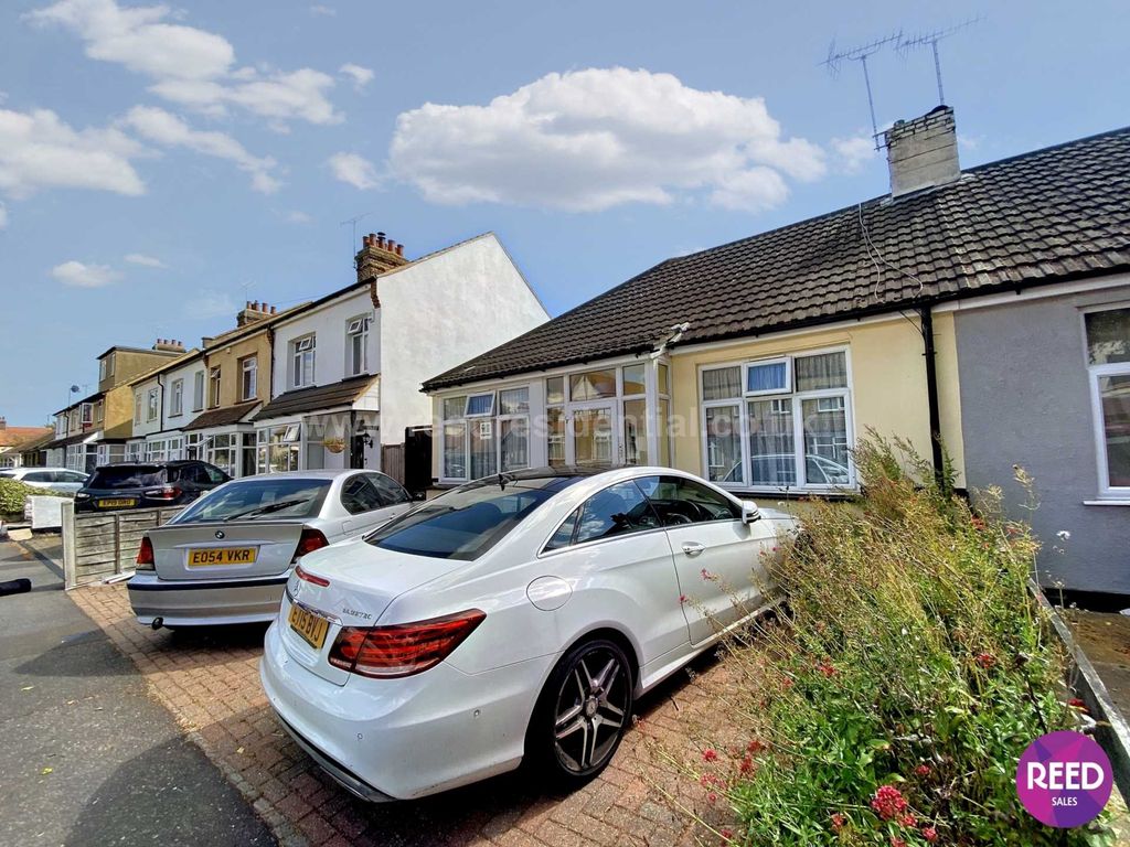 3 bed property for sale in Cumberland Avenue, Southend On Sea SS2, £425,000