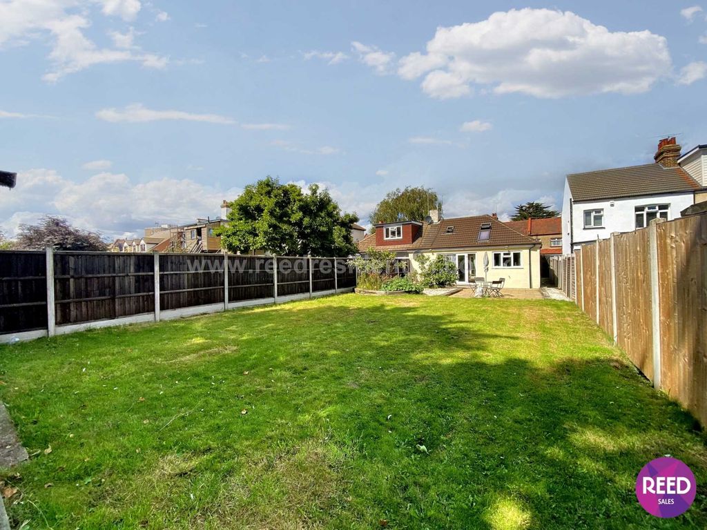 3 bed property for sale in Cumberland Avenue, Southend On Sea SS2, £425,000