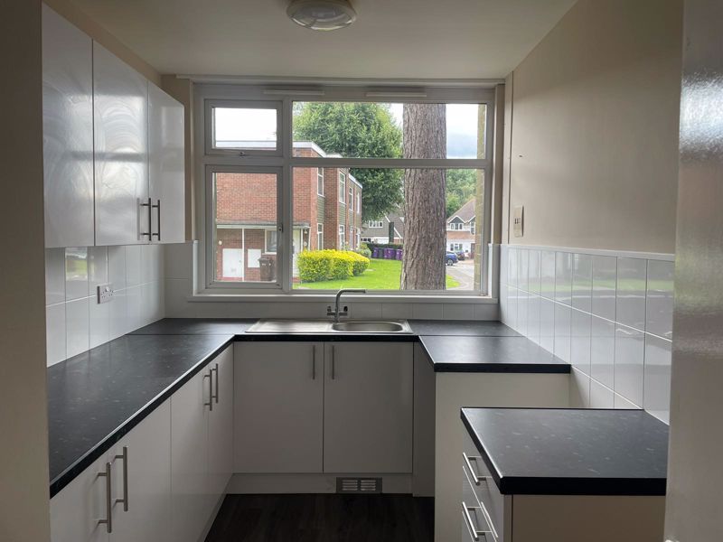 2 bed flat to rent in Shenstone Court, Wolverhampton WV3, £650 pcm