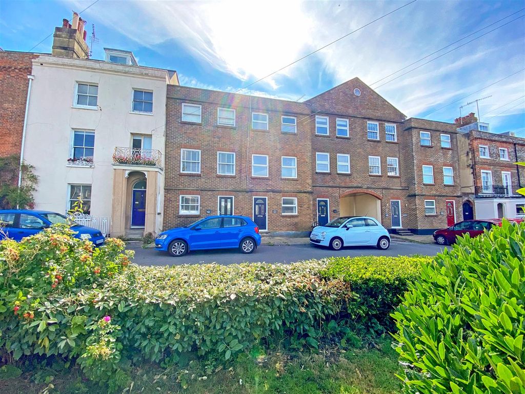 4 bed mews house for sale in Norfolk Mews, Norfolk Place, Littlehampton BN17, £350,000
