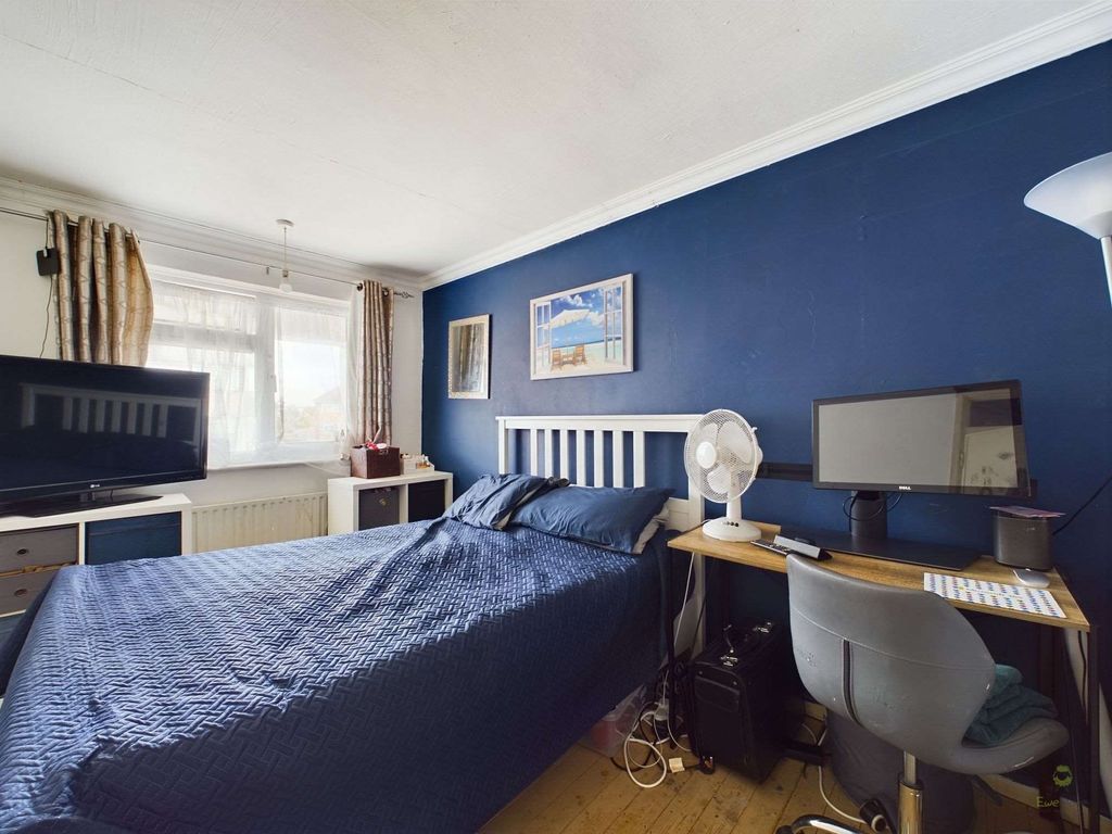 2 bed maisonette for sale in Rutland Gate, Belvedere DA17, £240,000