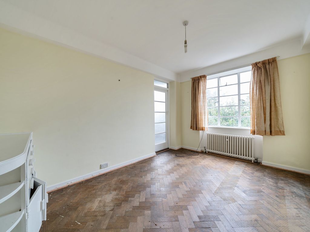 2 bed flat for sale in Shepherds Bush Road, London W6, £350,000