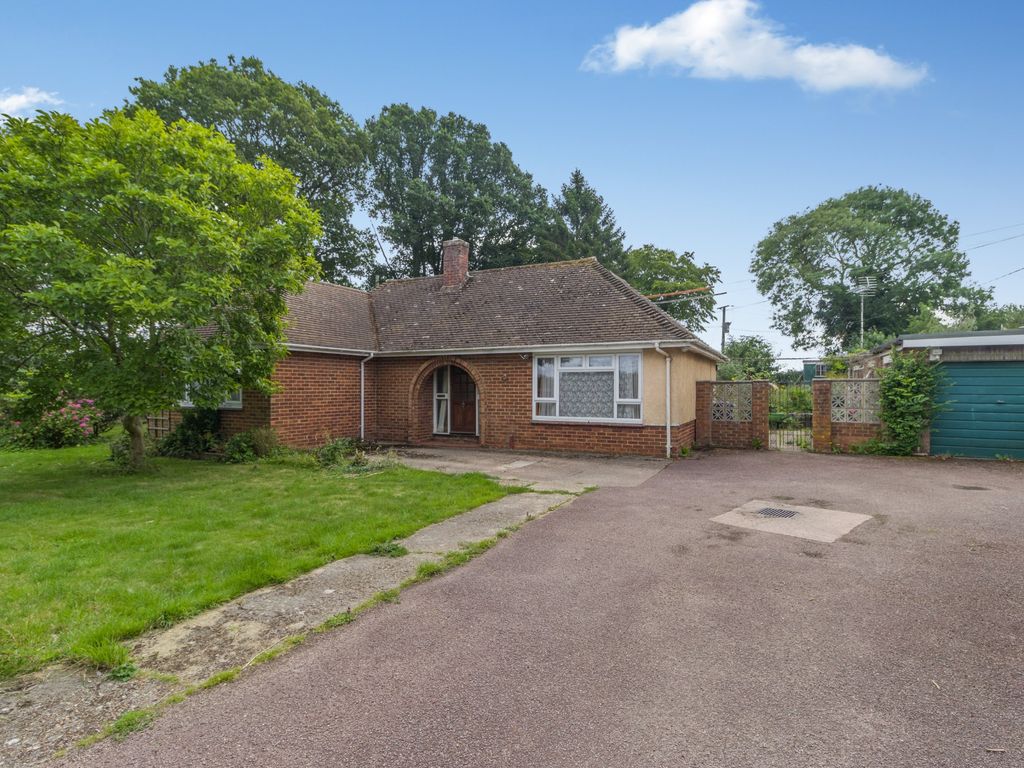 3 bed bungalow for sale in Weedon Hill, Hyde Heath, Amersham HP6, £750,000