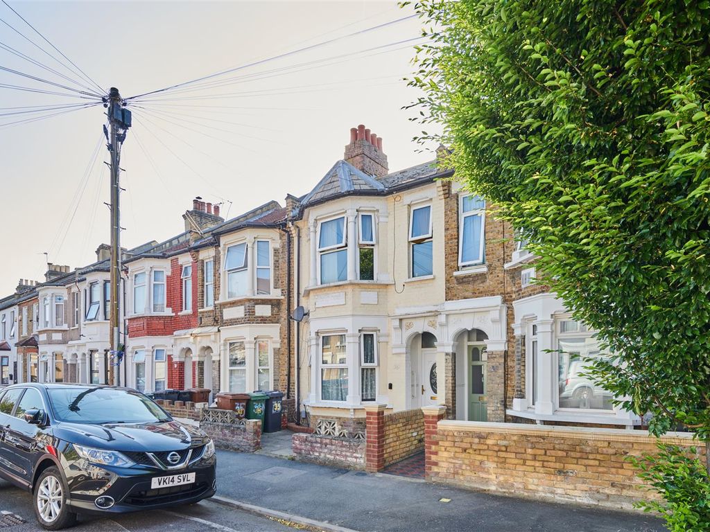 3 bed terraced house for sale in Claude Road, London E10, £600,000
