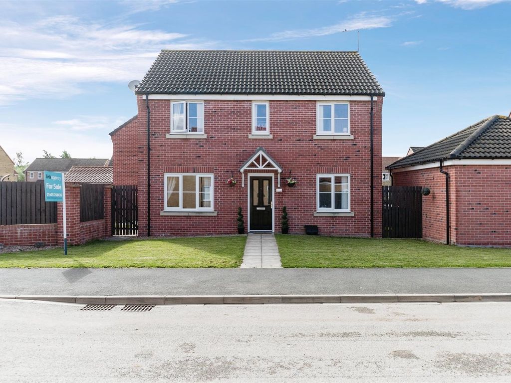 4 bed detached house for sale in Bracken Way, Selby YO8, £340,000