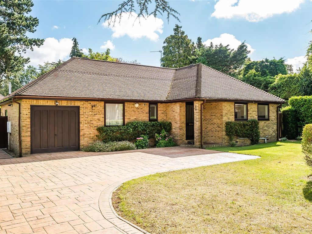 3 bed detached bungalow for sale in Blades Close, Leatherhead KT22, £800,000