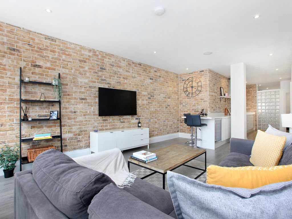 1 bed flat for sale in Hardwicks Square, Wandsworth SW18, £440,000