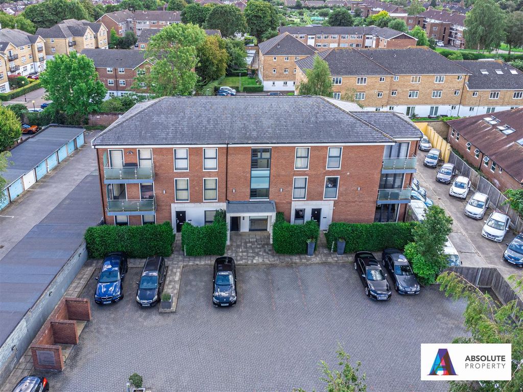 3 bed flat for sale in Bramley Road, London N14, £550,000