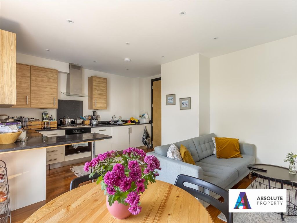 3 bed flat for sale in Bramley Road, London N14, £550,000