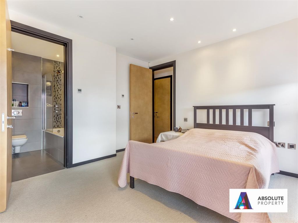 3 bed flat for sale in Bramley Road, London N14, £550,000