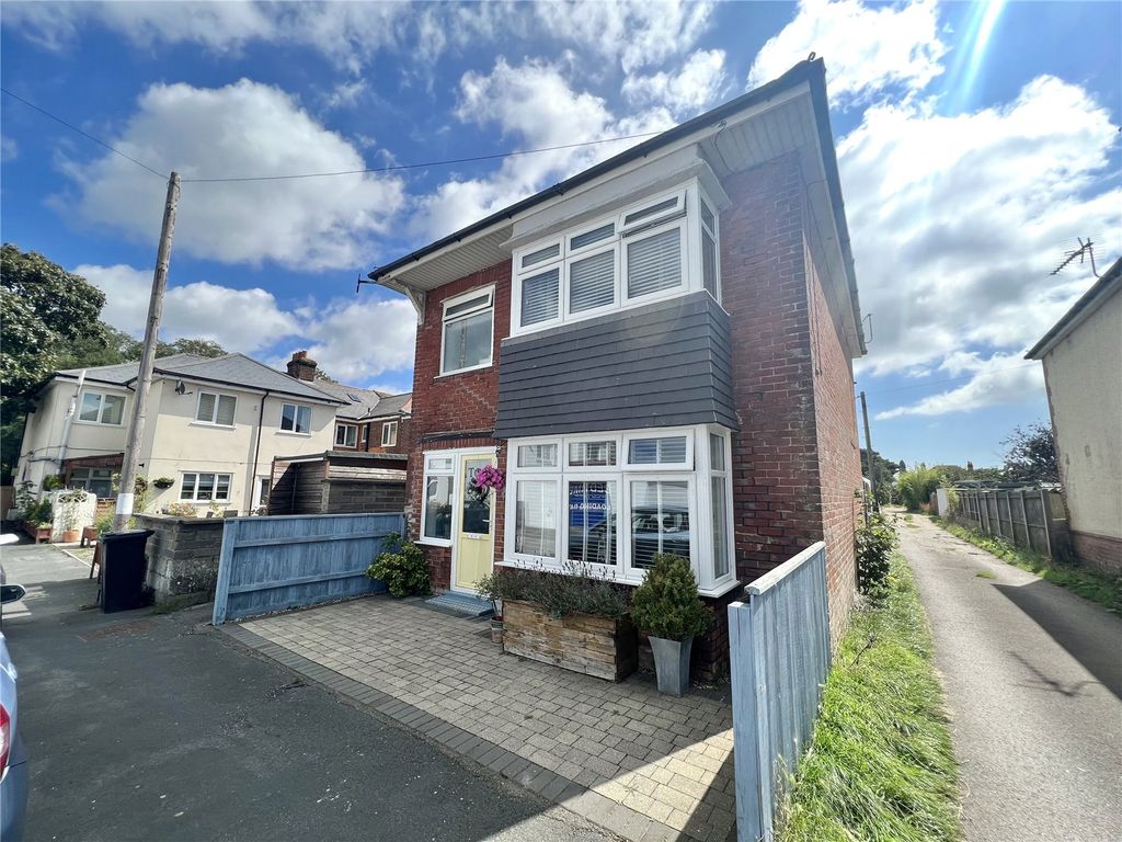 3 bed detached house for sale in Burnett Avenue, Christchurch BH23, £400,000