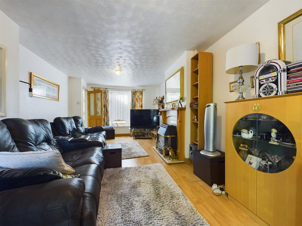 4 bed end terrace house for sale in Wensley Road, Reading RG1, £340,000
