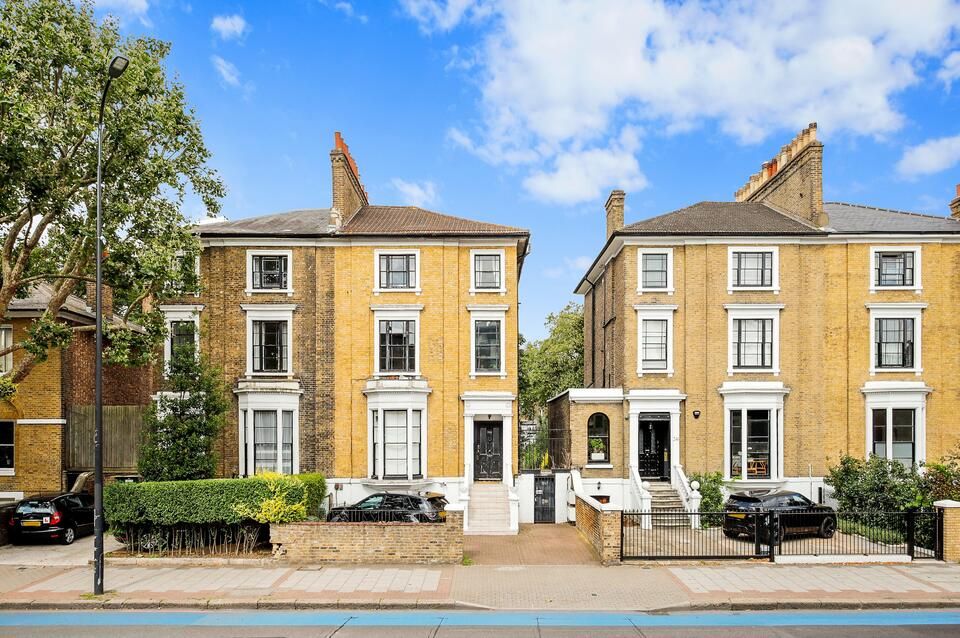 2 bed flat for sale in Clapham Road, London SW9, £450,000