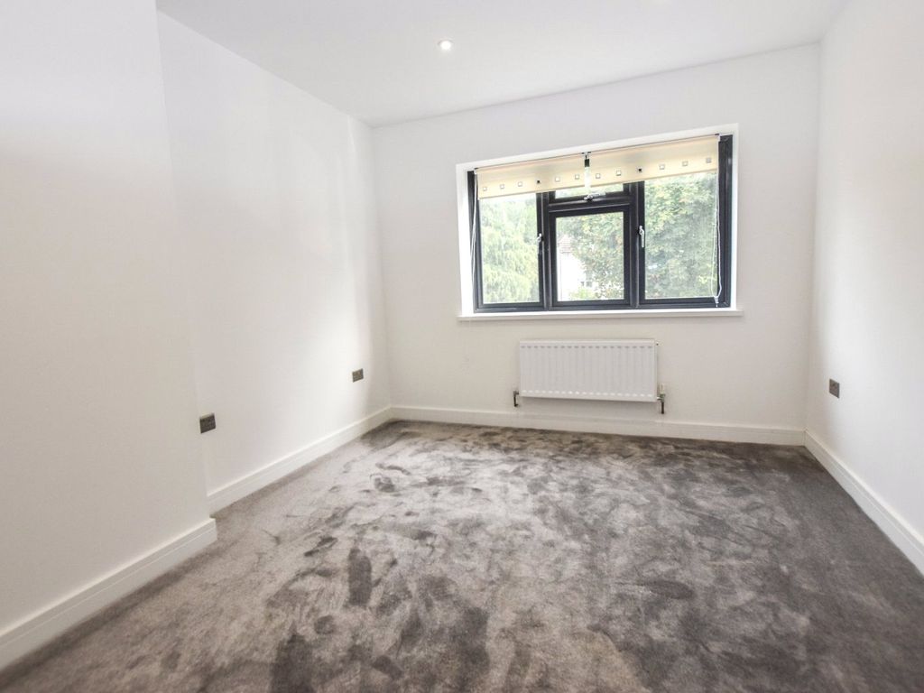 2 bed flat to rent in Banstead Road, Purley CR8, £1,900 pcm