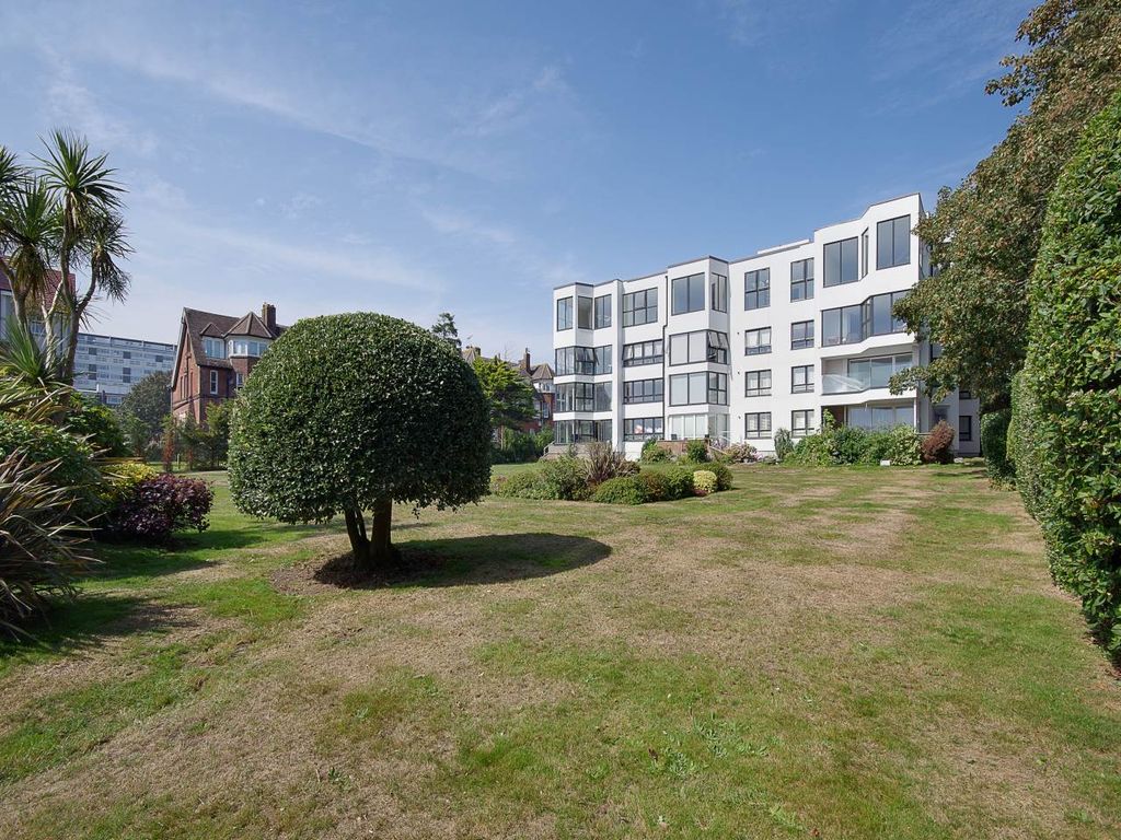 3 bed flat to rent in Westcliff Road, Westcliff, Bournemouth BH2, £2,750 pcm