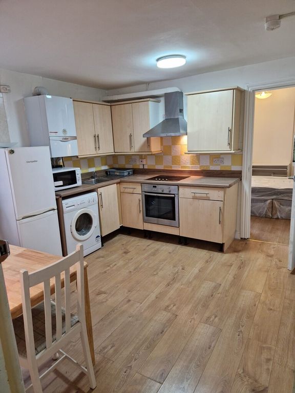 Studio to rent in High Road, Wood Green, Near Tube Station N22, £1,500 pcm