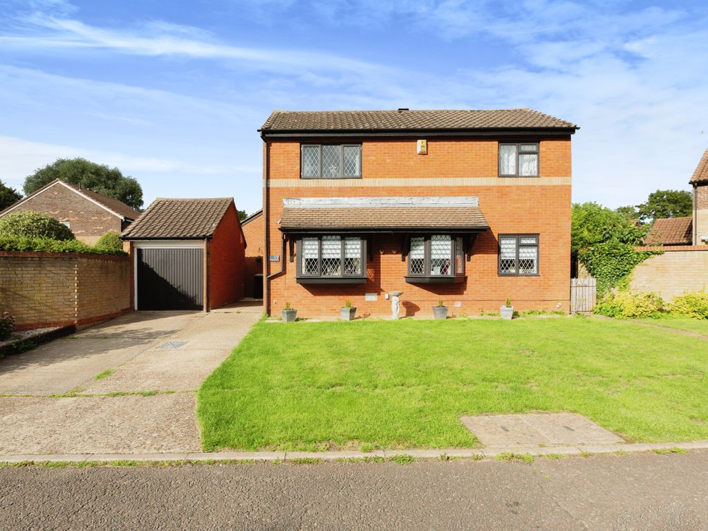 4 bed detached house for sale in Gleeman Close, Greenleys, Milton Keynes MK12, £475,000