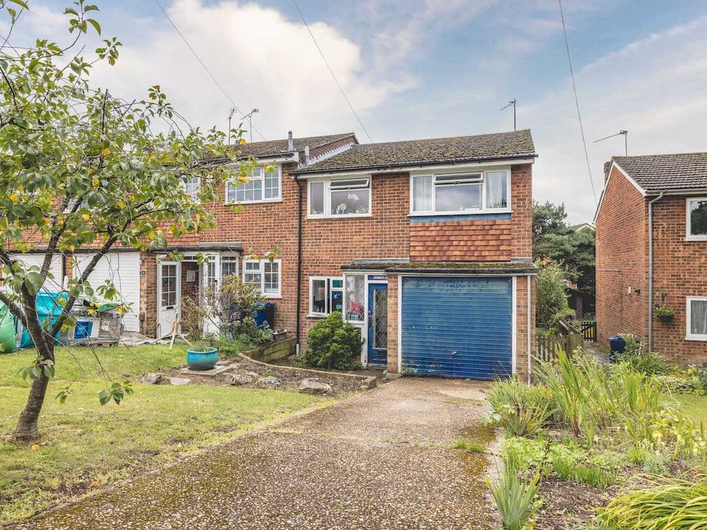 3 bed end terrace house for sale in Hill Farm Road, Chalfont St Peter SL9, £475,000