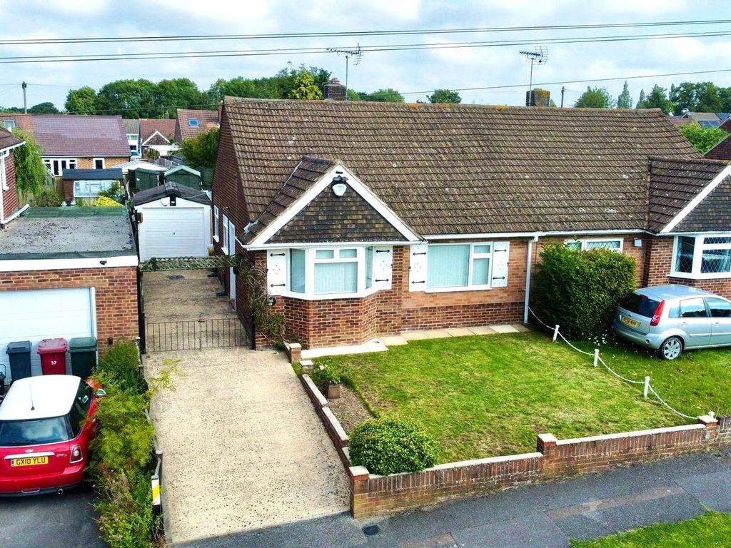 2 bed bungalow for sale in Winton Road, Reading, Berkshire RG2, £400,000