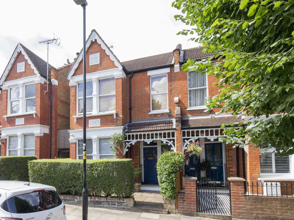 2 bed flat for sale in Princes Avenue, London N22, £650,000