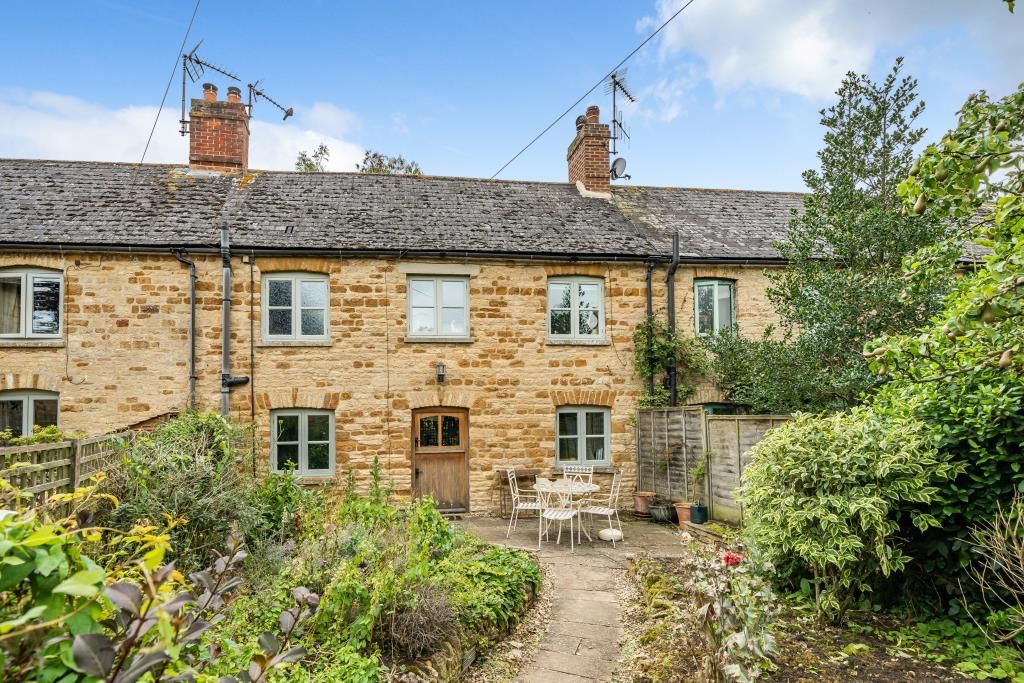 2 bed cottage for sale in Kingham, Oxfordshire OX7, £575,000