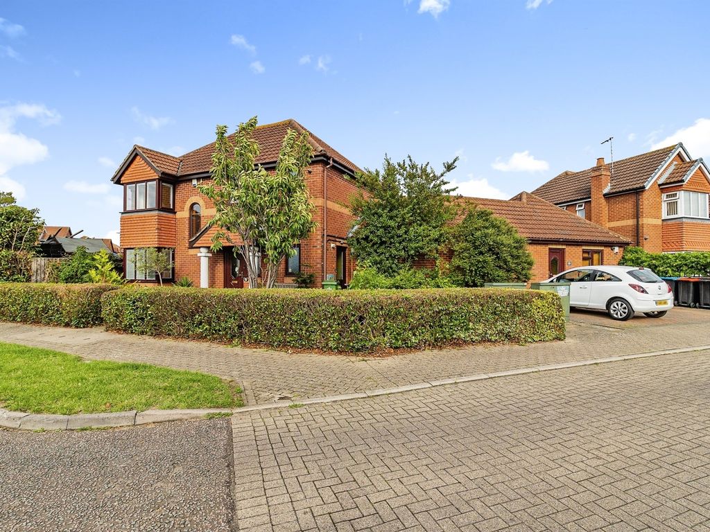 4 bed detached house for sale in Brill Place, Bradwell Common, Milton Keynes MK13, £900,000
