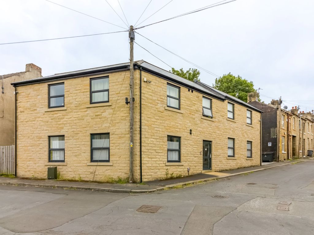 6 bed flat for sale in Moss Street, Newsome, Huddersfield HD4, £425,000