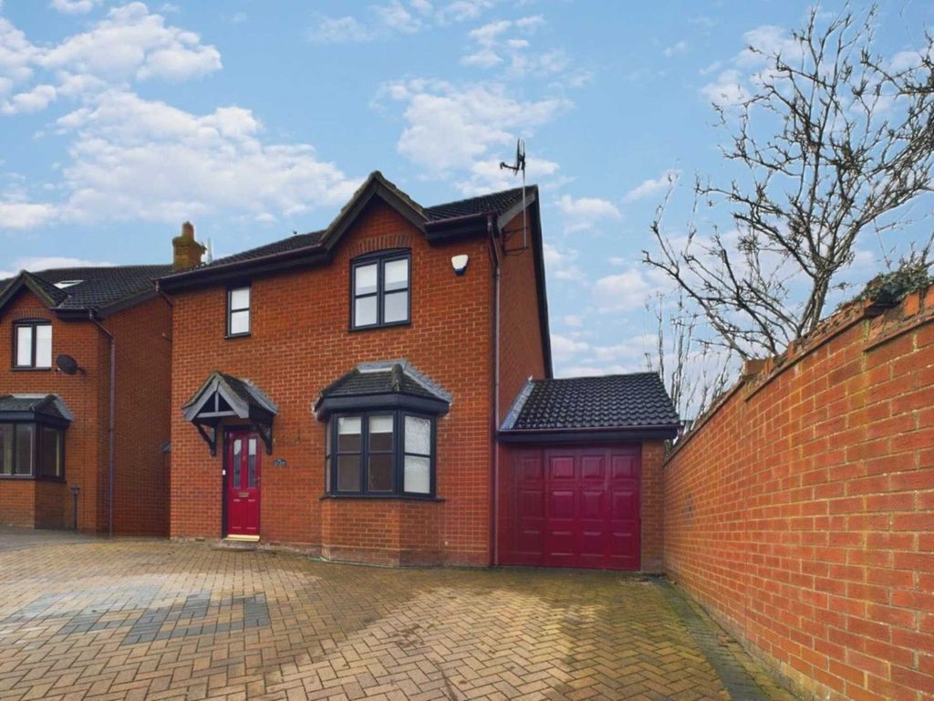 3 bed detached house for sale in Angora Close, Shenley Brook End MK5, £425,000