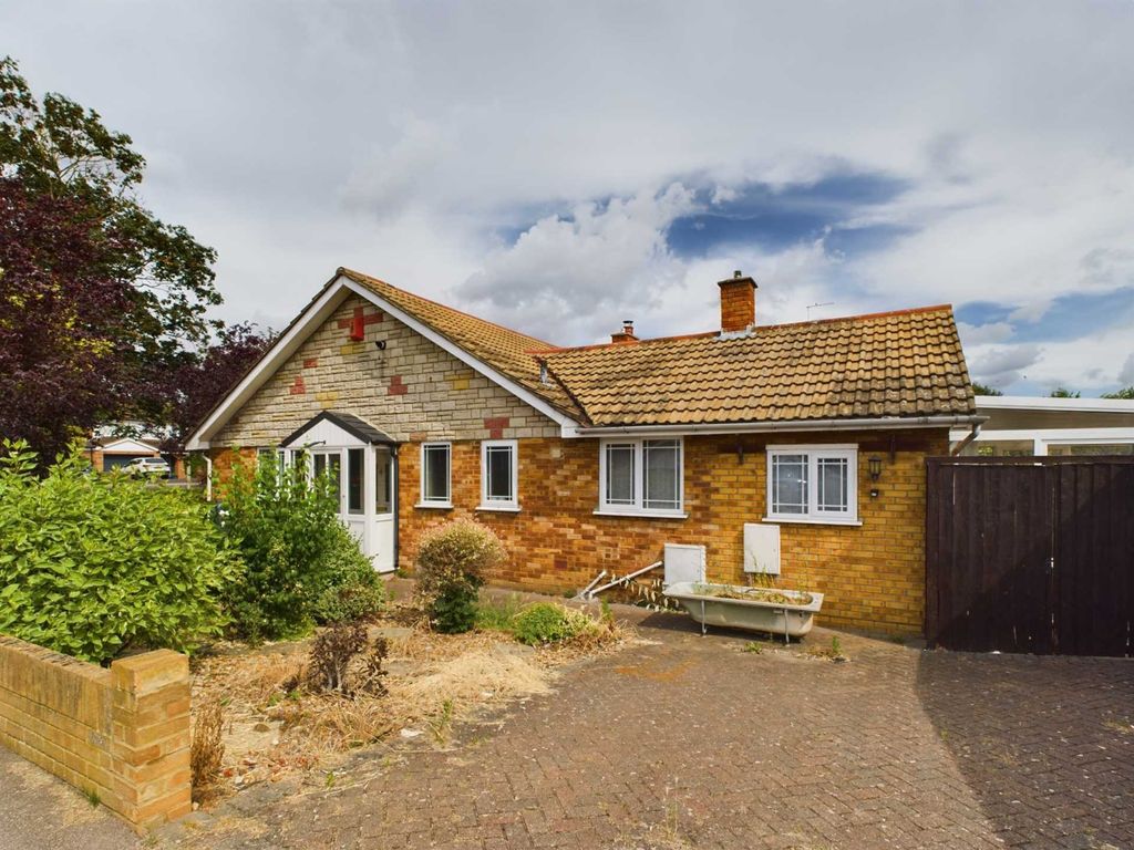 2 bed semi-detached bungalow for sale in Caves Lane, Bedford MK40, £375,000