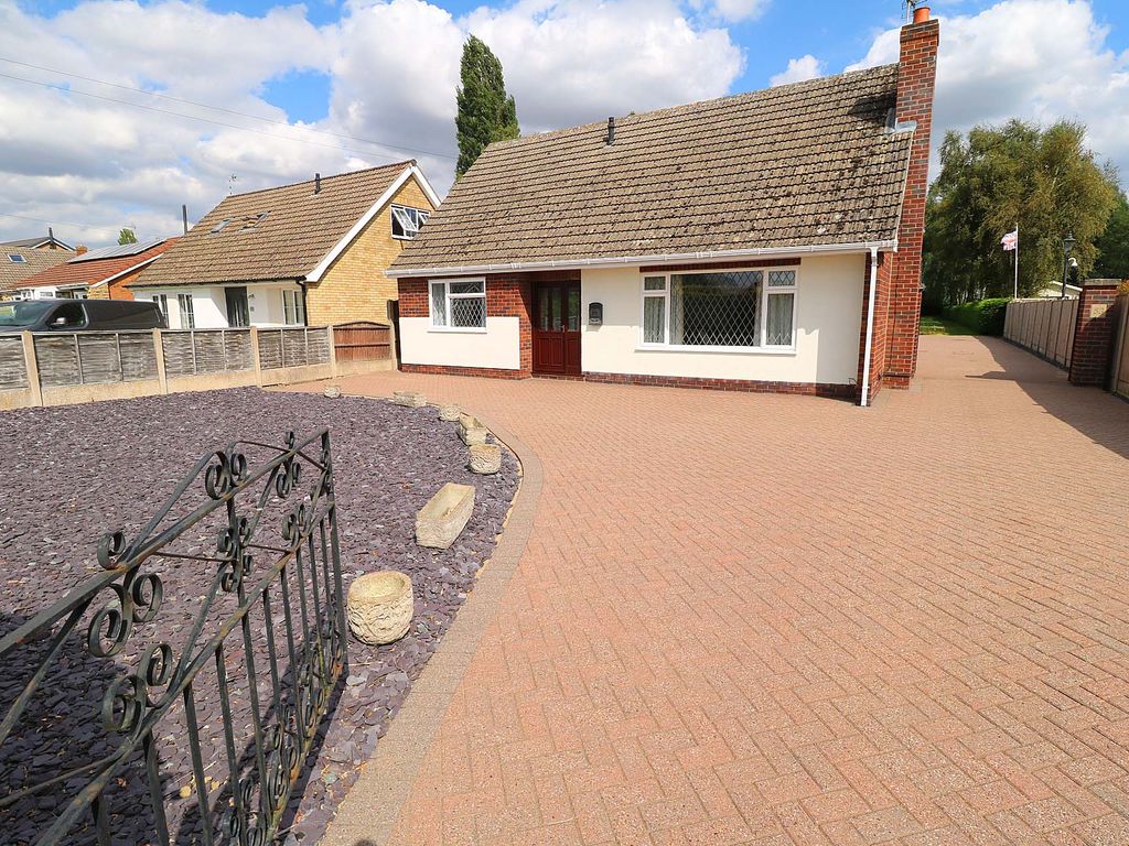 4 bed detached bungalow for sale in Haxey Lane, Haxey, Doncaster DN9, £425,000