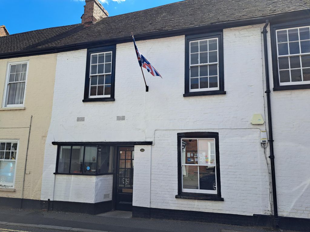 Office to let in High Street, Bagshot GU19, £15,000 pa