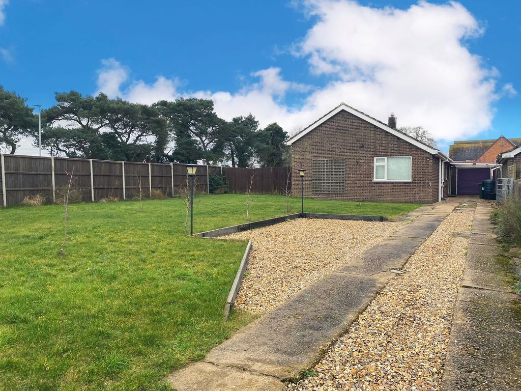 3 bed detached bungalow for sale in Westfields, Narborough, King