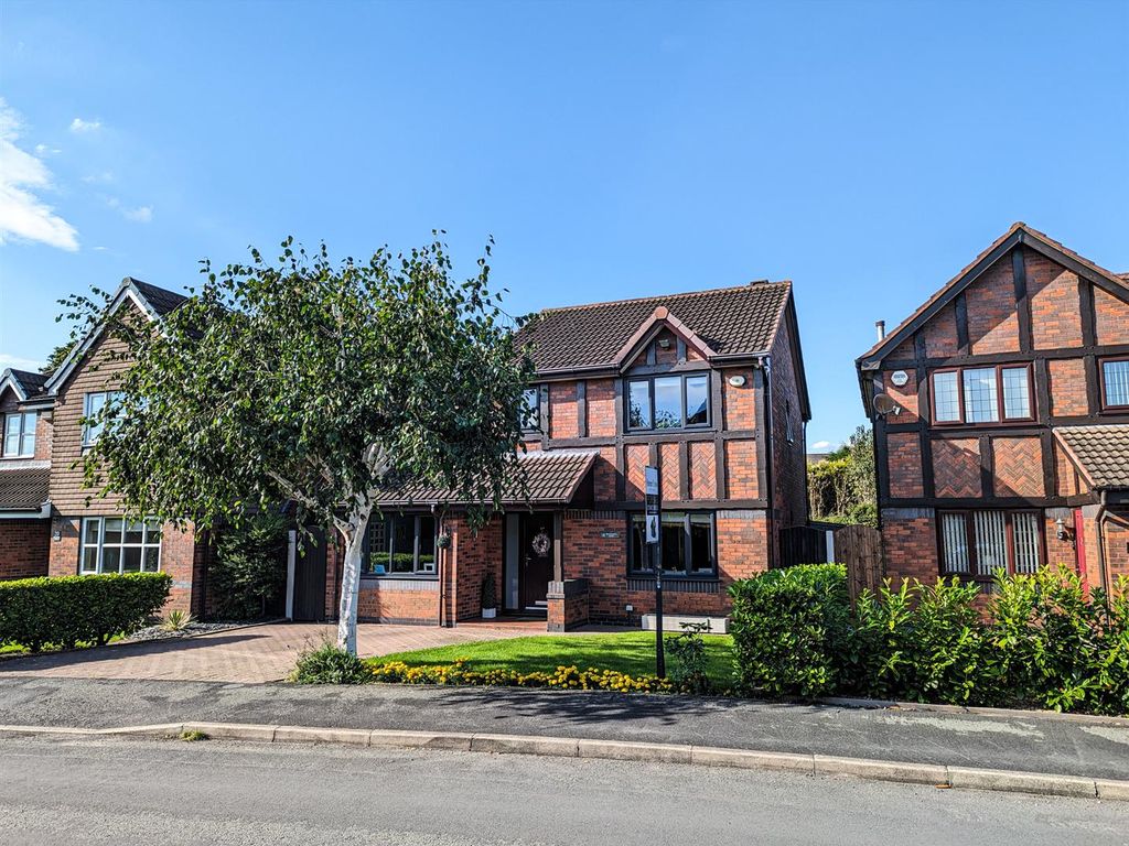 4 bed detached house for sale in Broadwell Drive, Leigh WN7, £399,950