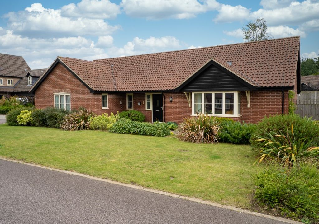 4 bed detached bungalow for sale in Hunts Mead, Forncett St. Peter, Norwich NR16, £550,000