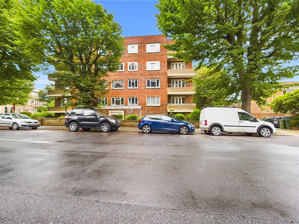 3 bed flat for sale in Eaton Court, Eaton Gardens, Hove BN3, £375,000