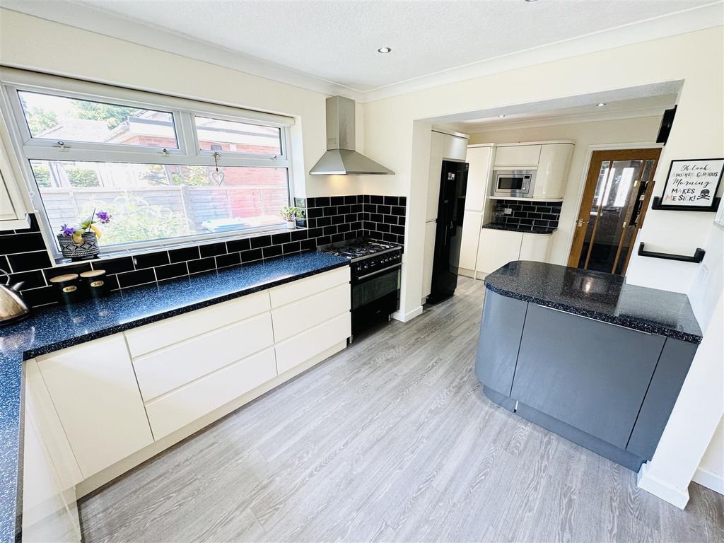 3 bed detached house for sale in Valley Lane, Cuddington, Northwich CW8, £400,000