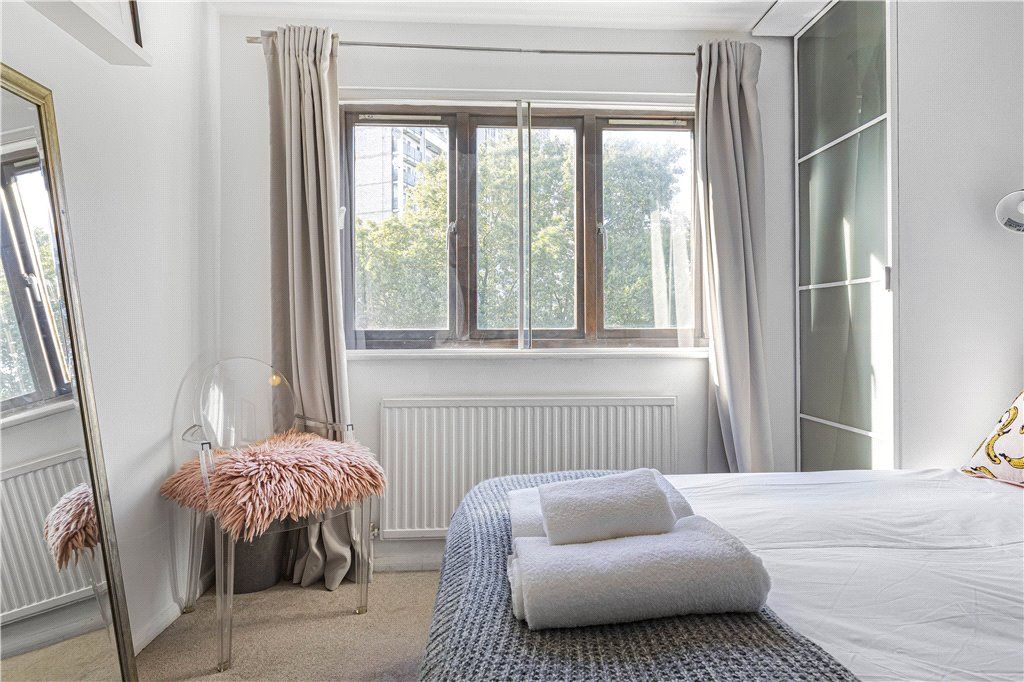 2 bed flat for sale in Hackney Road, London E2, £450,000