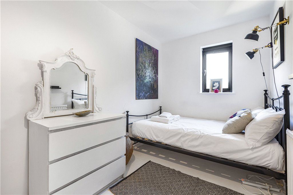 2 bed flat for sale in Hackney Road, London E2, £450,000