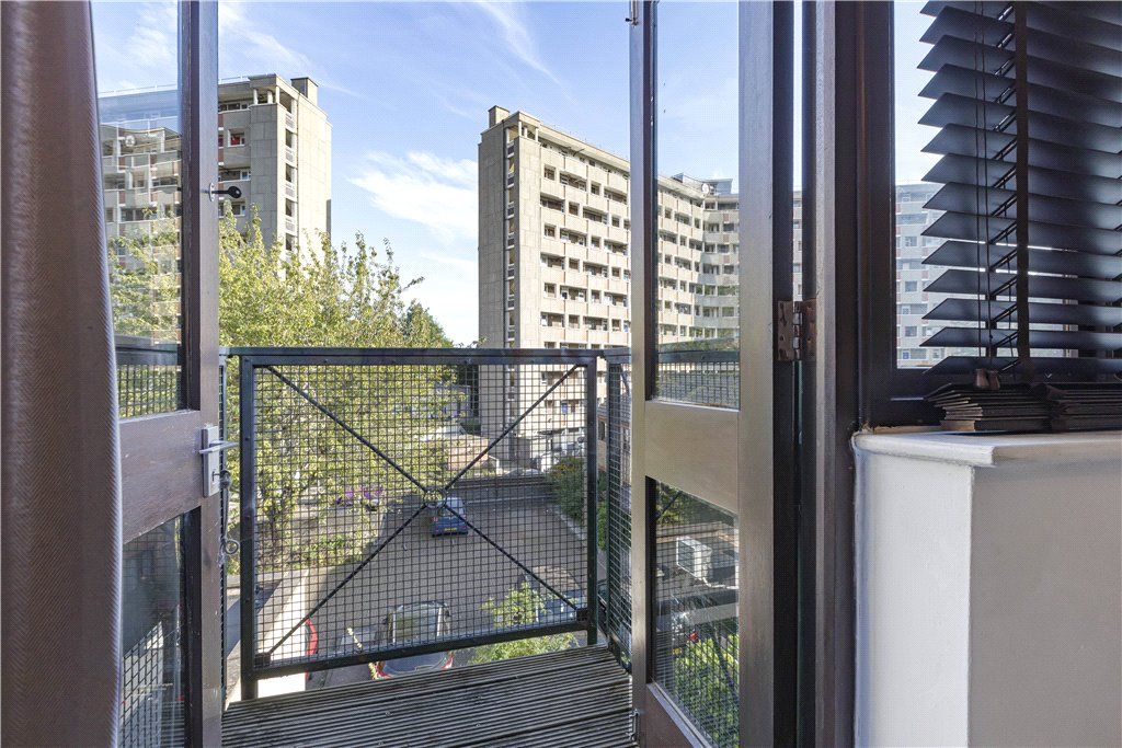 2 bed flat for sale in Hackney Road, London E2, £450,000